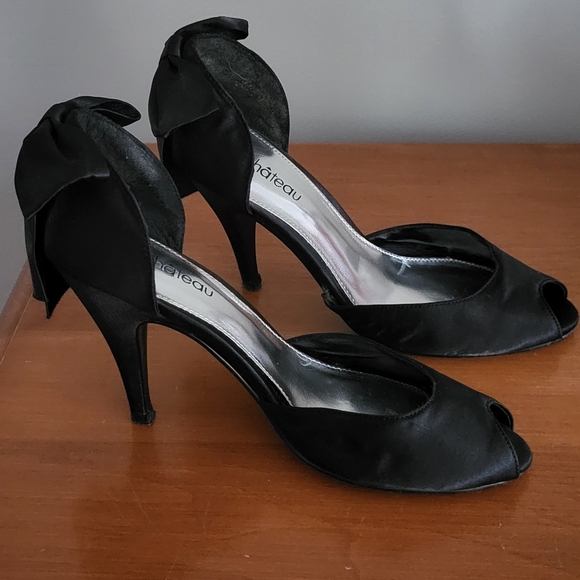 Le chateau heels with bow in back. Size 6 - Picture 4 of 7